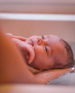 Prestation Massage bébé doux Fréjus par Ostéopathe - Tiffany LEVIS