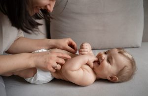 Réalisation Massage bébé doux Fréjus - Ostéopathe - Tiffany LEVIS