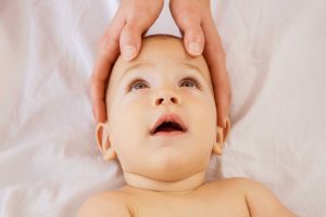 Massage bébé doux à Fréjus - intervention de Ostéopathe - Tiffany LEVIS